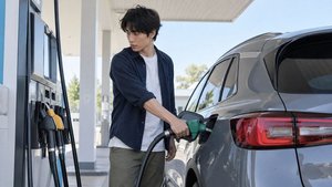セルフスタンドでガソリンを給油