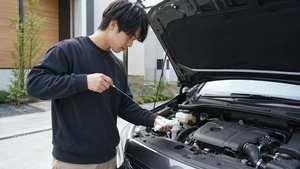 エンジンオイルの量をレベルゲージで確認