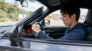メーターパネルに赤い警告灯が点灯した運転席