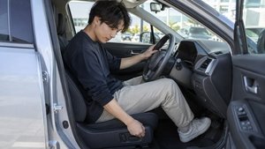 試乗前に運転席の位置を調整