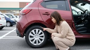 タイヤの溝を確認する様子