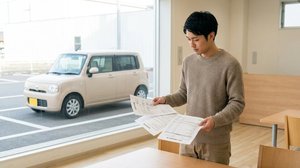 提示された査定見積書を比較・確認する場面