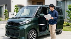 車庫証明の申請書類を確認する様子