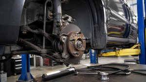 ハブベアリングの異音点検を行う車両の足回りと聴診器