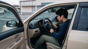 エンジンルームを点検するドライバー